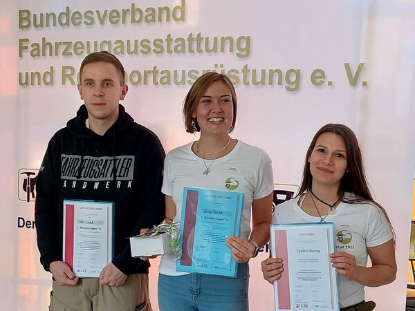 Die Sieger beim PLW der Sattler mit dem Schwerpunkt Fahrzeug: Loki Lasch (l.), Nina Bunse (M.) und Cynthia Hering. Foto: © ZVR