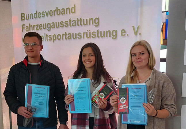 Die drei Erstplatzierten beim PLW 2022 der Sattler mit dem Schwerpunkt Reitsport: (v.l.n.r.): Nick Weber, Anna Baumann, Nina Bunse Foto: © ZVR Die drei Erstplatzierten beim PLW 2022 der Sattler mit dem Schwerpunkt Reitsport: (v.l.n.r.): Nick Weber, Anna Baumann, Nina Bunse Foto: © ZVR