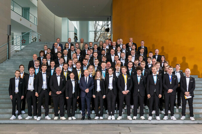 Olaf Scholz empfing die deutsche Berufe-Nationalmannschaft im Bundeskanzleramt.  Dabei sprach der Bundeskanzler dem Team seine Anerkennung für die hervorragende Leistung bei der diesjährigen Weltmeisterschaft der Berufe aus. Foto: © WorldSkills Germany/Frank Erpinar Olaf Scholz empfing die deutsche Berufe-Nationalmannschaft im Bundeskanzleramt.  Dabei sprach der Bundeskanzler dem Team seine Anerkennung für die hervorragende Leistung bei der diesjährigen Weltmeisterschaft der Berufe aus. Foto: © WorldSkills Germany/Frank Erpinar