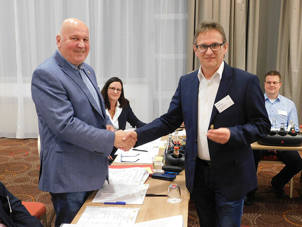 Für 25 Jahre Mitgliedschaft im VFT wurde das Büro IFF Dreising – hier Thomas Dreising (rechts) mit Hugo Philipp – geehrt. Foto: © Jens Meyerling