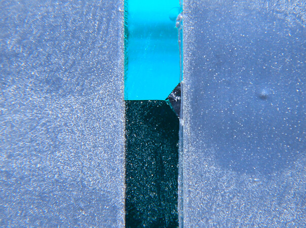 Thermischer Y-Bruch einer mittleren Scheibe einer hochwärmedämmenden Dreifach-Isolierglaseinheit. Foto: © Jürgen Sieber
