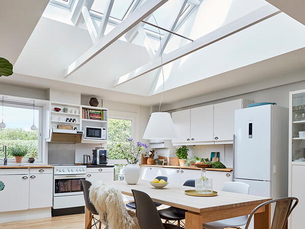 Auch Dachverglasungen können für wärmende Sonnenstrahlen sorgen. Foto: © Velux