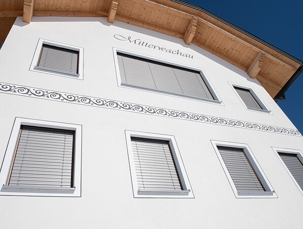 Besonders effizient arbeiten die Lösungen, wenn sie perfekt zum Gebäude und Fenster passen. Foto: © Valetta