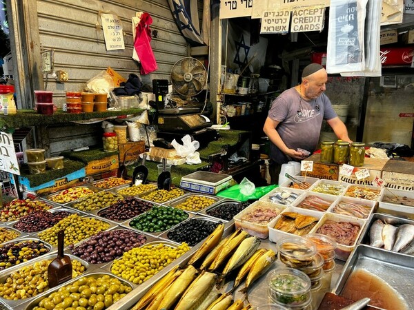 Stand auf dem Carmel Market in Tel Aviv. Täglich offerieren die Stände ein reiches Angebot israelischer Produkte. Foto: © Henriette Pansold