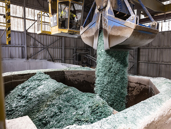 Bis zu 20.000 Tonnen rückgebautes Fassadenglas pro Jahr sollen durch die Zusammenarbeit mit Ragn-Sells in die Produktion von CO2-reduziertem Glas einfließen. Foto: © Saint-Gobain Glass