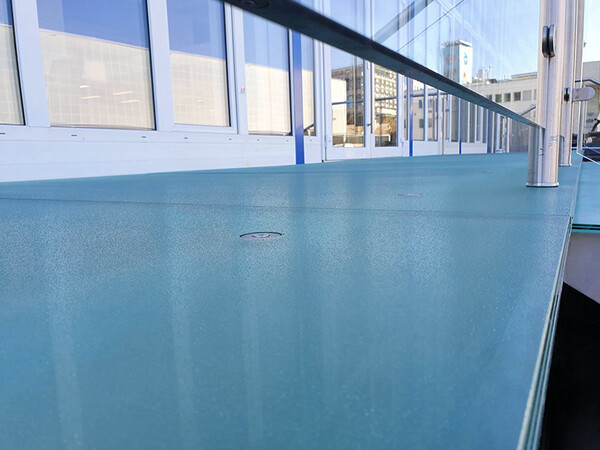 Die Antirutschbeschichtung SwissGrip vom Typ GSAS macht das Betreten des Glasbodens sicherer und wertet ihn zugleich optisch auf. Foto: © GriP Safety Coatings