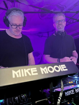 Zwei erfahrene Handwerkersmeister als DJ-Duo Mike Mooie: Michael Schön (l.) und Michael Newerla. Foto: © Mike Mooie