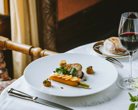 Die Küche verwöhnt die Gäste mit raffinierten Köstlichkeiten. Foto: © Chateau de la Treyne