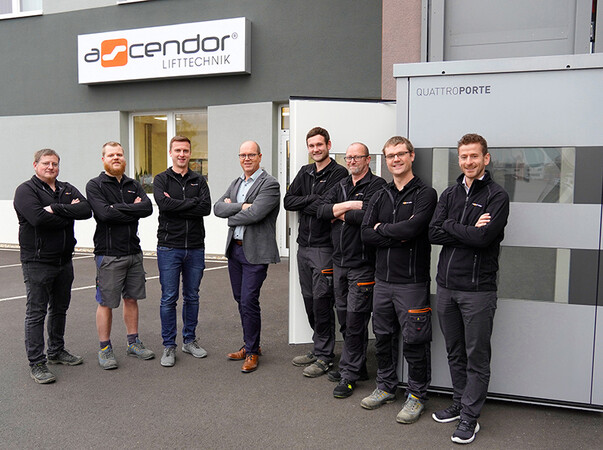 Managing director Erwin Roither (fourth from left), sales director Julian Grad (right) and the Ascendor team leaders from production look back on a successful 2022 with growth of 25 percent. Photo: © Ascendor