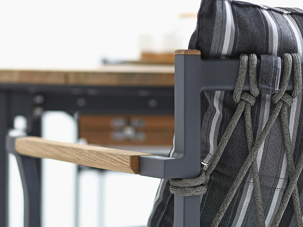 Der Stapelsessel aus Aluminium fällt durch seine kunstvoll geflochtene Rückenlehne aus Rope sofort ins Auge. Foto: © Zebra