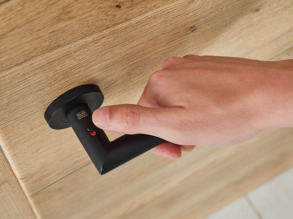 Türen können per smart2lock by Griffwerk mit einer Hand geschlossen und abgeschlossen werden. Foto: © Griffwerk GmbH