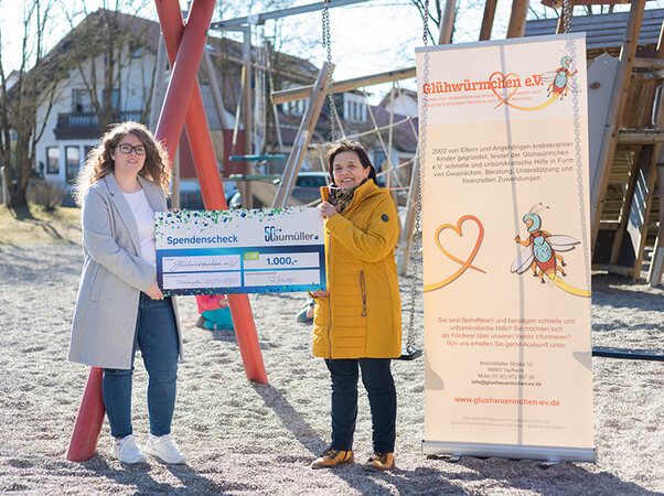 Melanie Ritter presents the bearer of good tidings donation amounting to 1,000 euros to Rosmarie Schweyer from the Verein Glühwürmchen e.V. Photo: © Aumüller Aumatic