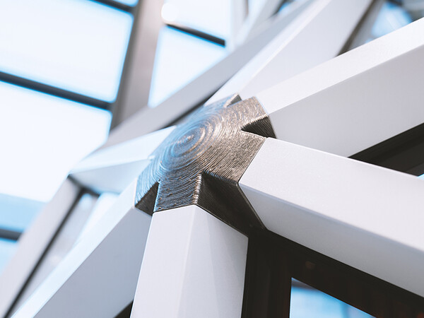 Wegweisende Technologie mit einem bewährten Werkstoff. Die im 3D-Druck erstellten Stahlknoten werden individuell für die jeweiligen Konstruktionen gefertigt. Foto: © Jansen AG